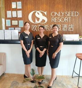 Členové personálu v ubytování Only Seed Resort 欧芮希度假酒店 + 37 fotografií