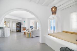 un soggiorno bianco con letto e cucina di Mermaid Luxury Villas - Aquata Private pool a Fanari