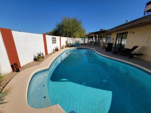 uma grande piscina azul ao lado de um edifício em Unique Arizona Style 4-bed retreat w/ private pool em Scottsdale