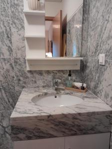 bagno con lavandino e specchio di Casa Lavanda a Évora