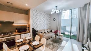 Kuchyň nebo kuchyňský kout v ubytování STAY BY LATINEM Luxury 1BR Holiday Home CV A103 near Burj Khalifa