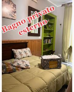 a bedroom with a bed with a sign on the wall at Nuovo Cortile Palermo Bed and Breakfast in Palermo