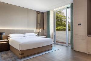 Postel nebo postele na pokoji v ubytování Midea Shunde, a Tribute Portfolio Hotel
