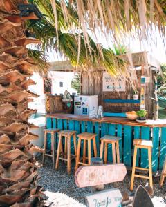 un bar con sgabelli e un bancone con tavolo di The Kitesurf Lodge a Casal do Narcizo