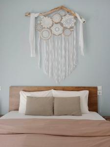 A bed or beds in a room at Olive - HappyHostGr - Downtown Apartment