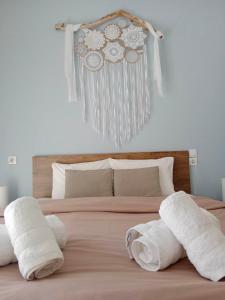 - un lit avec 2 oreillers blancs au-dessus dans l'établissement Olive - HappyHostGr - Downtown Apartment, à Vólos