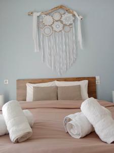 A bed or beds in a room at Olive - HappyHostGr - Downtown Apartment
