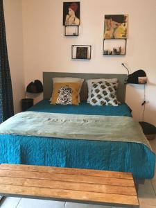 - une chambre avec un lit doté de draps et d'oreillers bleus dans l'établissement COSY ROOM PRIVATE BATH AND GARDEN, à Anglet