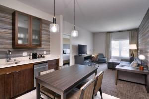 eine Küche und ein Wohnzimmer mit einem Tisch und einem Esszimmer in der Unterkunft Residence Inn by Marriott La Quinta in La Quinta