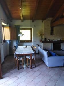 un soggiorno con tavolo e divano di appartamento il mulino a Polpenazze del Garda