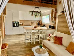 Kuchyňa alebo kuchynka v ubytovaní Maisonnette avec terrasse et jardin-Parking privé-9mn des plages à pied + 13 fotografií