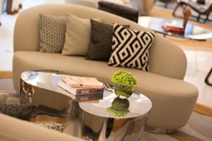 - un salon avec un canapé et une table dans l'établissement Renaissance Paris Republique Hotel & Spa, à Paris