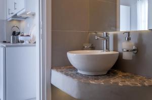 Kúpeľňa v ubytovaní Milos Bay Suites + 37 fotografií