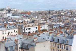 une vue aérienne sur une ville avec des bâtiments dans l'établissement Renaissance Paris Republique Hotel & Spa, à Paris