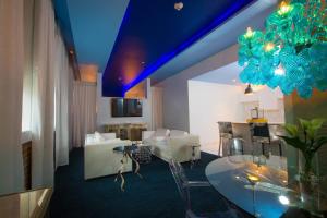 a living room with a table and a blue ceiling at The Saint Hotel, New Orleans, French Quarter, Autograph Collection in New Orleans