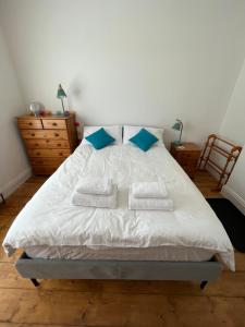 Postel nebo postele na pokoji v ubytování Seaside Rooms Gorleston