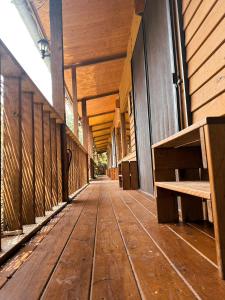樂野村的住宿－金皮雕工作室，一座铺有木地板的建筑的空走廊
