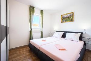 Postel nebo postele na pokoji v ubytování Glumac modern apartment in Novalja center
