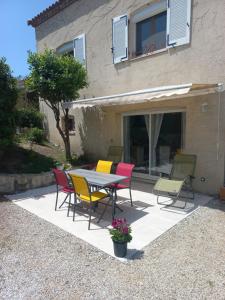 a table and chairs sitting on a patio at Le Clos des Lauriers in Carcassonne