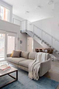Χώρος καθιστικού στο CozySuites l 2BR Loft, Monument Circle, Indy +37 φωτογραφίες