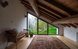 sala de estar con sofá y ventana grande en Il Sanco en Selva di Progno