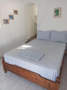 Una cama con una bandeja encima. en Δίκλινο δωμάτιο Δονούσα με εξαιρετικό μπαλκόνι en Donoussa