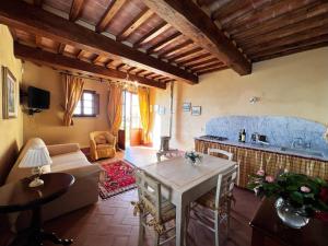 A television and/or entertainment centre at Agriturismo Cima alla Serra