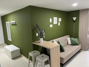 马尼萨莱斯Urban 102的客厅里有一张沙发和一张桌子。