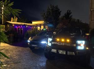 zwei Autos, die nachts auf einer Straße geparkt sind in der Unterkunft WILITTON BOSPHORUS HOUSE in Istanbul