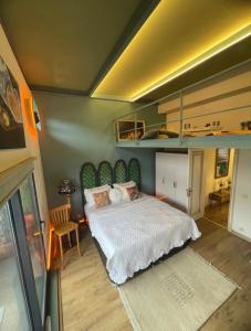 Schlafzimmer mit einem Bett mit einem grünen Kopfteil in der Unterkunft WILITTON BOSPHORUS HOUSE in Istanbul