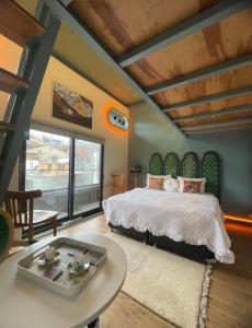ein Schlafzimmer mit einem großen Bett und einem Tisch in der Unterkunft WILITTON BOSPHORUS HOUSE in Istanbul