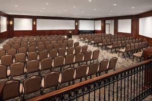 uma sala de conferências vazia com cadeiras e um pódio em Warner Center Marriott Woodland Hills em Woodland Hills
