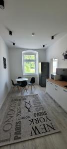 uma cozinha com mesa e cadeiras num quarto em Apartament CityStation em Wałbrzych