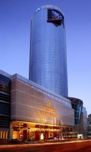 un gran edificio con un cartel encima en Hotel Nikko Dalian, en Dalian