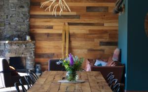 Khu vực ghế ngồi tại Capra Hotel Kazbegi