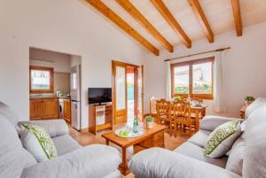 ein Wohnzimmer mit 2 Sofas und einem Tisch in der Unterkunft Villa Mar. En Ciudadela Menorca in Cala'n Bosch