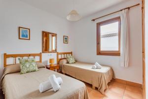 1 Schlafzimmer mit 2 Betten und einem Fenster in der Unterkunft Villa Mar. En Ciudadela Menorca in Cala'n Bosch