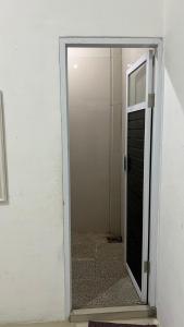 una porta aperta per una camera con porta di RUMAH 25 SYARIAH a Bukittinggi