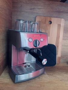 uma máquina de café com copos em cima em B&B LIBRA rooms & suite em Salerno