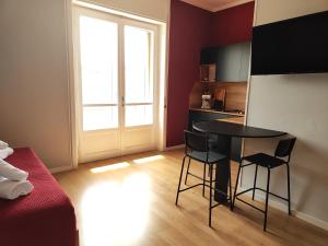 uma cozinha com uma mesa e duas cadeiras num quarto em B&B LIBRA rooms & suite em Salerno