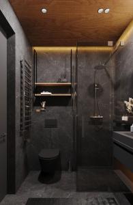 een badkamer met een douche, een toilet en een wastafel bij Krasnyk Resort in Krasnik