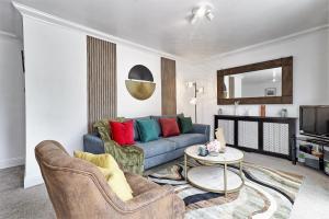 ein Wohnzimmer mit Sofa und Fernseher in der Unterkunft Elegant 3 Bedroom House in Basildon - Essex Free Parking & Superfast Wifi, upto 6 Guests in Basildon