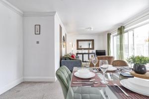 ein Esszimmer und ein Wohnzimmer mit Tisch und Stühlen in der Unterkunft Elegant 3 Bedroom House in Basildon - Essex Free Parking & Superfast Wifi, upto 6 Guests in Basildon