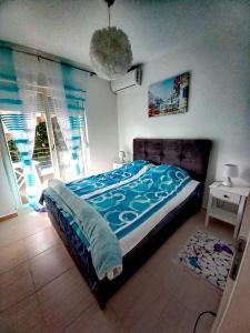 Postel nebo postele na pokoji v ubytování Ariya mare apartman Risan Montenegro, na plaži + 15 fotografií