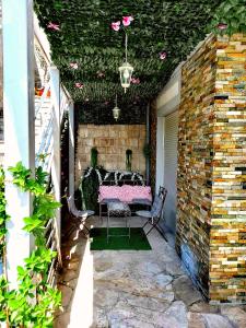 Aed väljaspool majutusasutust Ariya mare apartman Risan Montenegro, na plaži