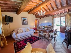 een woonkamer met een bank en een tafel bij Agriturismo Cima alla Serra in Buti