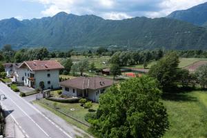 uma vista aérea de uma casa com montanhas ao fundo em Nonna Elvira Holiday House em Bondone