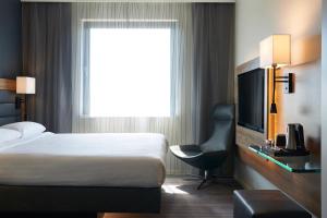Postel nebo postele na pokoji v ubytování Moxy London Excel