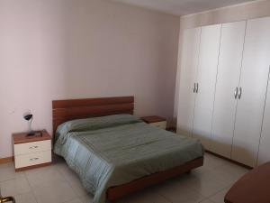 1 dormitorio con 1 cama y armarios blancos en B&B Villa Carmen, en Sciacca
