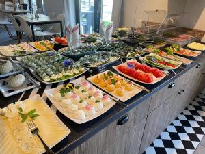 een buffet lijn met veel verschillende soorten eten bij Villa Nautica in Łeba